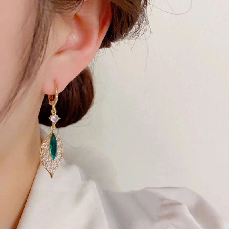 Pendientes Dorados de Cristal con Circonita Cúbica – Elegancia Clásica