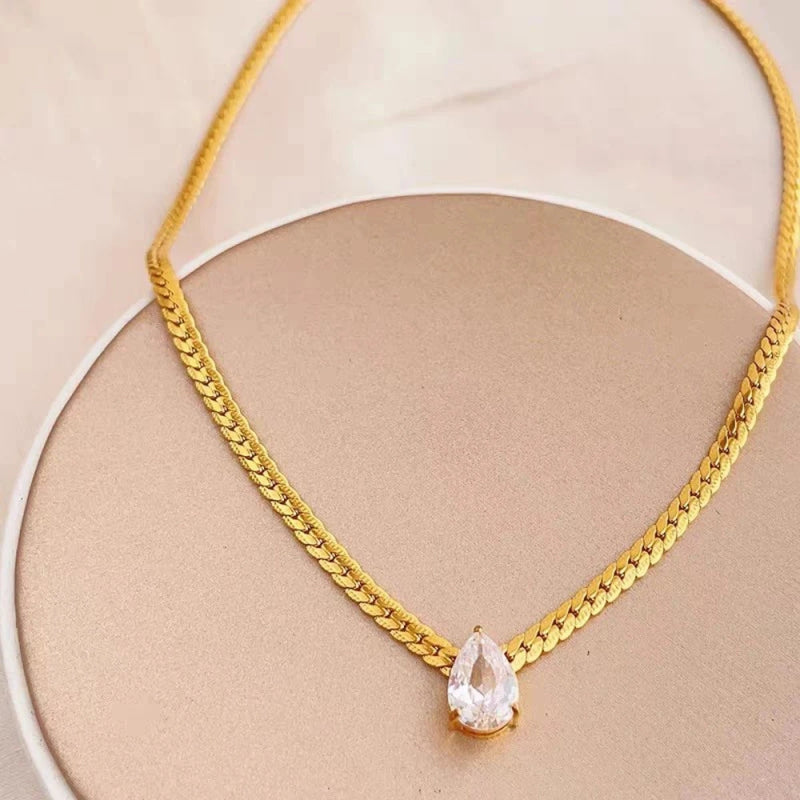 Collar Dorado con Gota de Cristal Elegante y Moderno