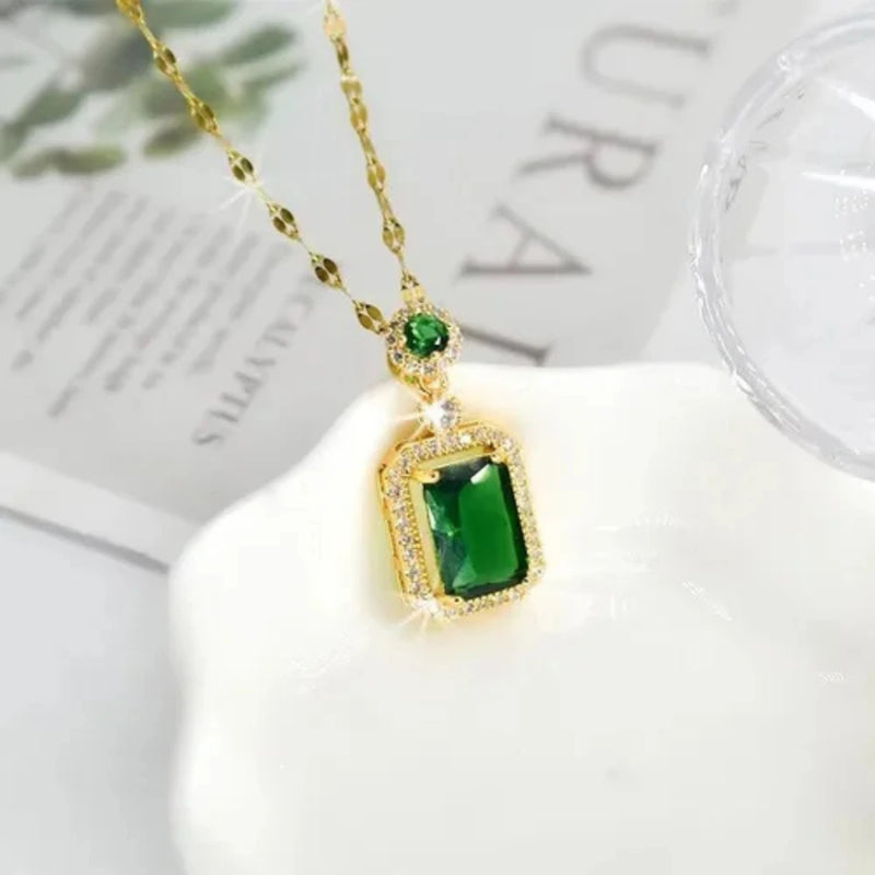 Collar Elegante con Dije de Esmeralda Zirconio Cuadrado