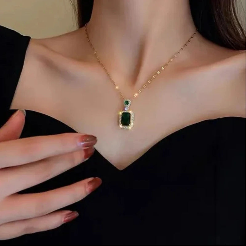 Collar Elegante con Dije de Esmeralda Zirconio Cuadrado