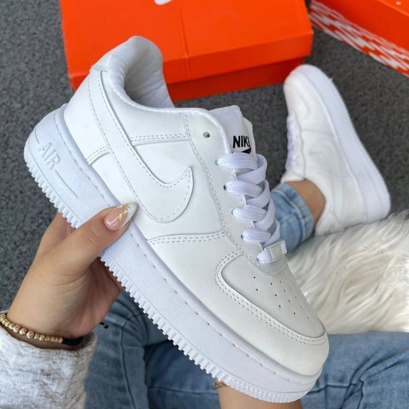 Nike Air Force One Clásico: Comodidad y Estilo Urbano