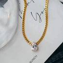 Collar Dorado con Gota de Cristal Elegante y Moderno