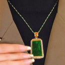 Collar de Jade con Borde Dorado: Elegancia y Protección