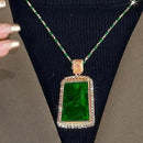 Collar de Jade con Borde Dorado: Elegancia y Protección