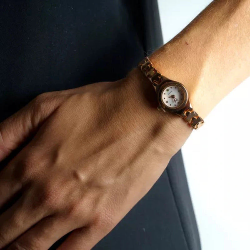 Reloj Dorado Elegante con Cristales para Mujer